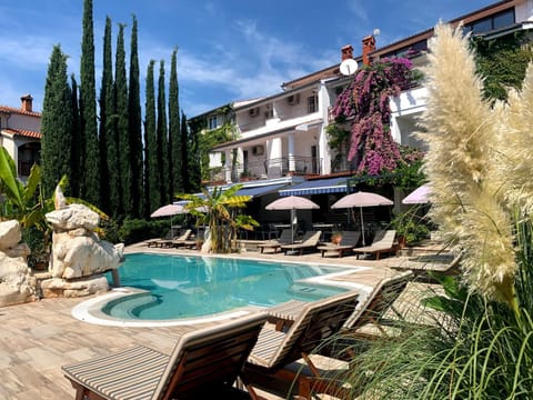 Property building, Day, Garden, Swimming pool, sunbed