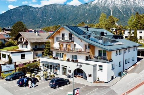 Property building, Spring, Balcony/Terrace, Mountain view, Parking