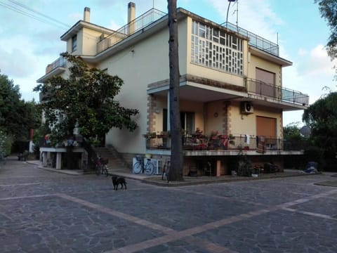 Facade/entrance, Balcony/Terrace