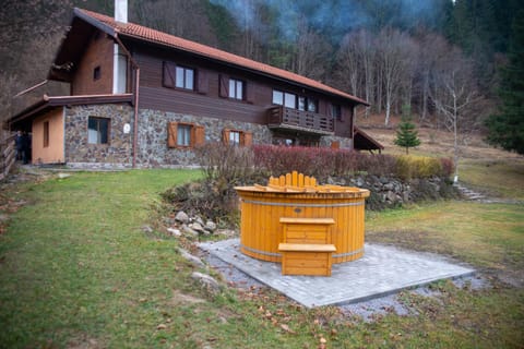 Property building, Facade/entrance, Garden, Hot Tub, Autumn, On site