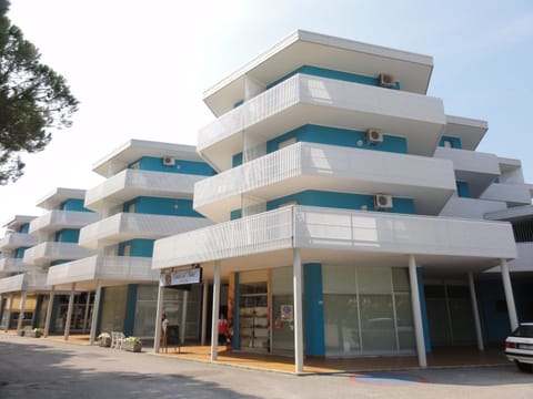 Property building, Nearby landmark, Facade/entrance, Spring, Day, Neighbourhood, Summer, Balcony/Terrace, Other, On site, Area and facilities, Shopping Area