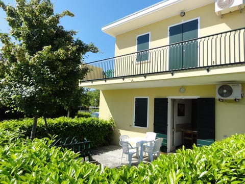 Property building, Patio, Facade/entrance, Garden