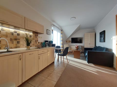 Toilet, TV and multimedia, Coffee/tea facilities, View (from property/room), Kitchen or kitchenette, Living room, Seating area, Sea view, heating, minibar, stove, toaster