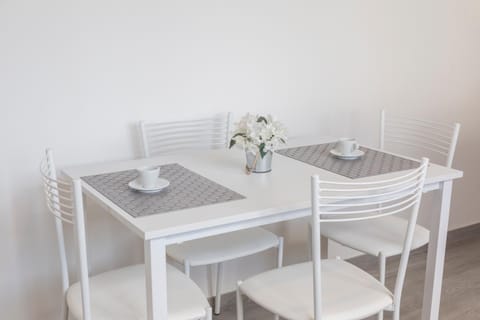 Coffee/tea facilities, Living room, Dining area, Food, Drinks