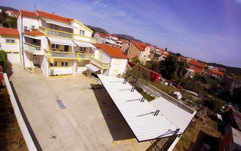 Property building, Staff, Facade/entrance, People, Bird's eye view, Other, Decorative detail, Floor plan, Guests, City view, Garden view, group of guests, Family