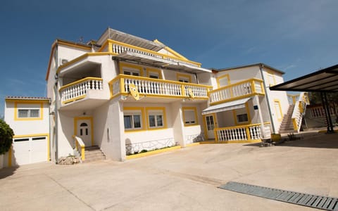 BBQ facilities, Garden, View (from property/room), Balcony/Terrace, Guests, Garden view, Street view, group of guests