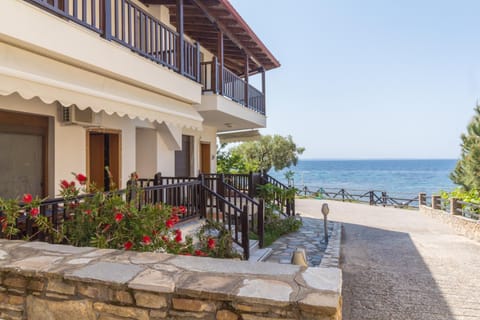 Facade/entrance, BBQ facilities, Garden, Balcony/Terrace, Beach, Garden view, Sea view
