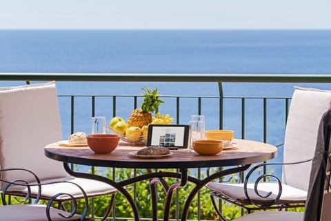 Coffee/tea facilities, View (from property/room), Balcony/Terrace, Dining area, Landmark view, Sea view