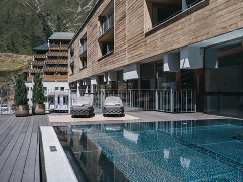 Property building, Restaurant/places to eat, Day, Natural landscape, Summer, Spa and wellness centre/facilities, Pool view, Swimming pool, Breakfast