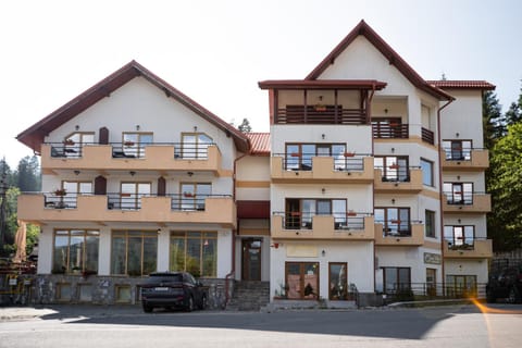 Property building, Day, Street view, Parking