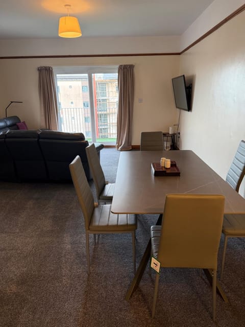 TV and multimedia, Living room, Seating area, Dining area