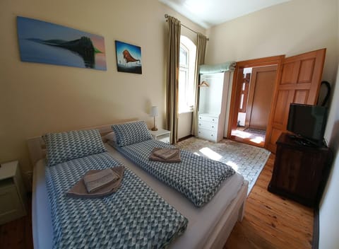 Bed, TV and multimedia, Bedroom, towels