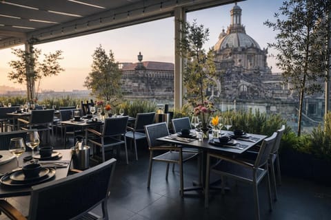 Restaurant/places to eat, Balcony/Terrace, City view