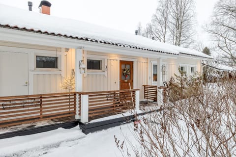 Property building, Facade/entrance, Day, Winter