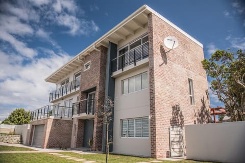 Property building, Facade/entrance, BBQ facilities, Game Room, Garden, Balcony/Terrace, Lounge or bar, Sea view