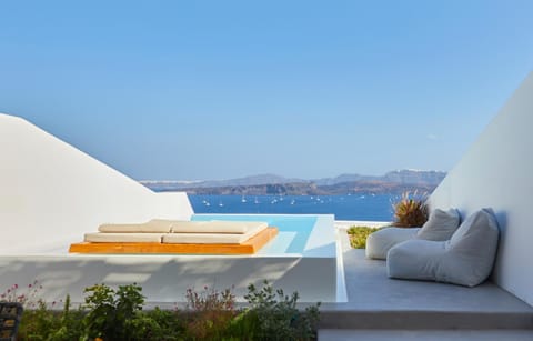 View (from property/room), Balcony/Terrace, Landmark view, Pool view, Sea view, Swimming pool, Time of day