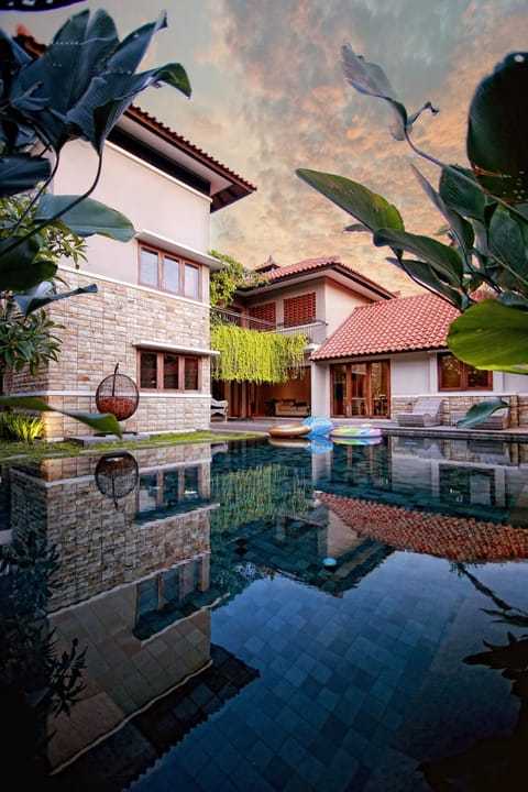 Facade/entrance, Swimming pool