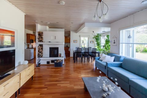 TV and multimedia, Living room, Seating area, Dining area