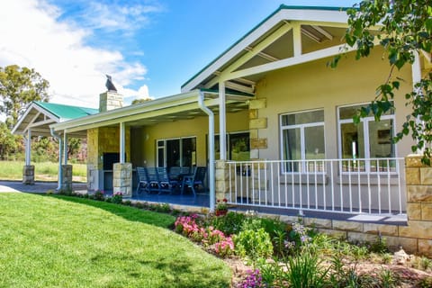 Property building, Facade/entrance, BBQ facilities, Balcony/Terrace, Garden view