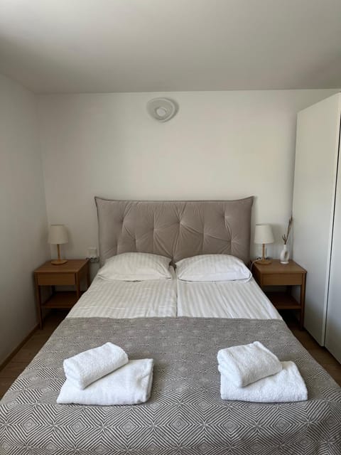 Bed, Bedroom, towels, wardrobe