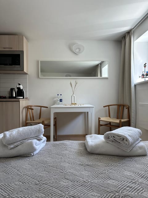 Kitchen or kitchenette, Living room, Photo of the whole room, Dining area