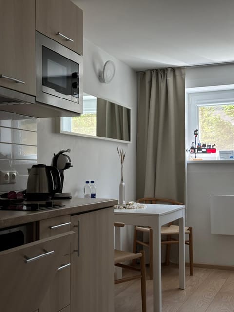 Coffee/tea facilities, View (from property/room), Kitchen or kitchenette, Dining area, Guests, Drinks, Inner courtyard view, dishwasher, heating, microwave, stove