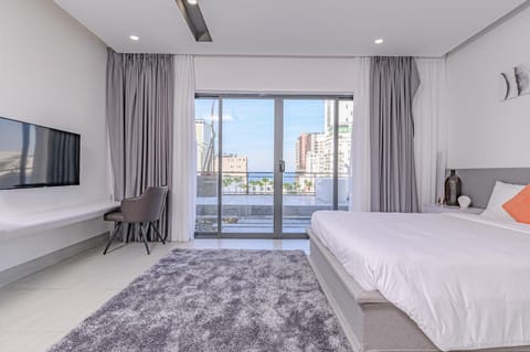Photo of the whole room, Sea view