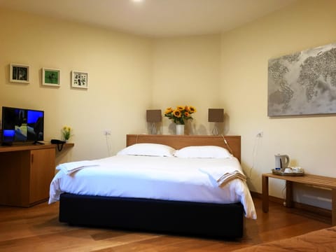 Bed, Photo of the whole room, Decorative detail, Decorative detail