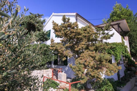 Property building, Facade/entrance, Garden, View (from property/room), Other, Decorative detail, Street view