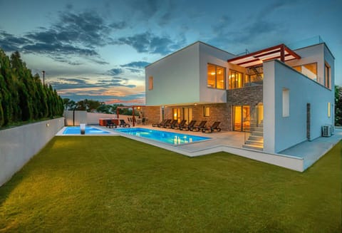 Villa am Meer mit Pool & Kinderpool - Leon's Holiday Homes Villa in Banjole