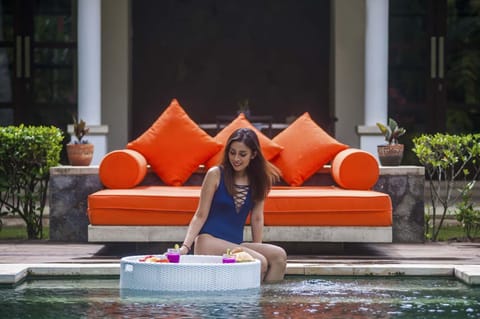 Swimming pool, Breakfast