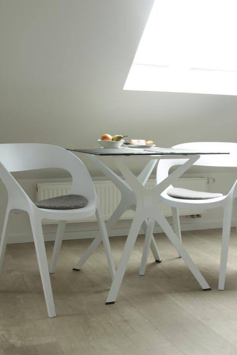 Day, Seating area, Dining area