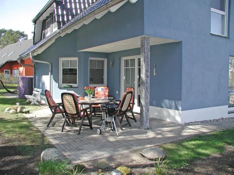 Property building, Patio, Garden, Dining area, Garden view, sunbed