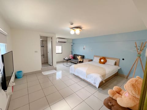Bed, TV and multimedia, Photo of the whole room, Bedroom, towels