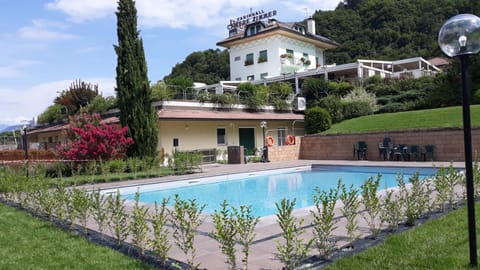 Property building, Garden, Swimming pool, Swimming pool