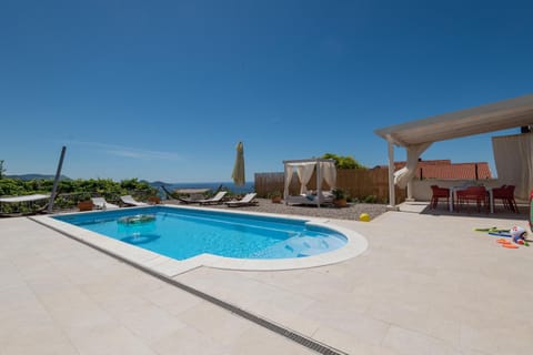 Swimming pool, sunbed