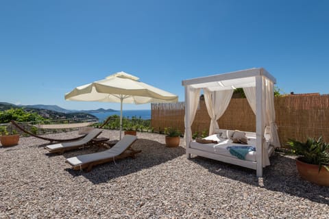 Day, Swimming pool, sunbed