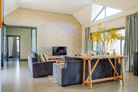 Communal lounge/ TV room, Living room, Seating area
