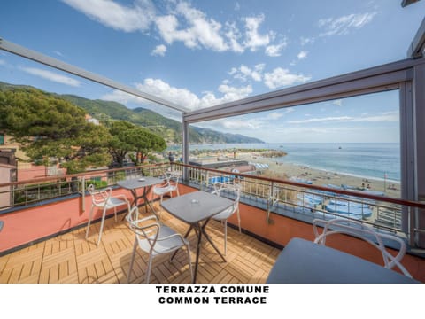 Property building, Balcony/Terrace, Sea view