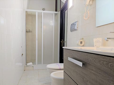 Shower, Bathroom, Photo of the whole room, Area and facilities, Bath