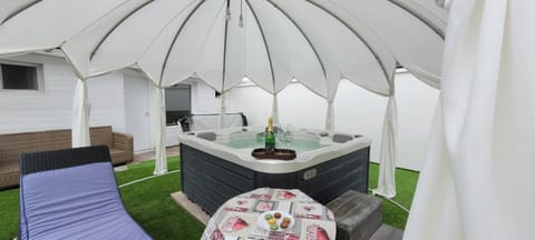 Garden, Hot Tub