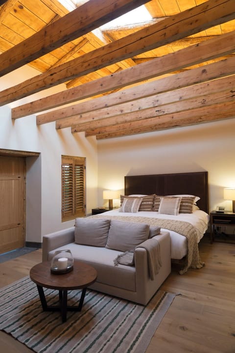 Bed, Photo of the whole room, Seating area