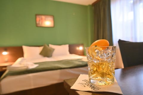 Bed, Photo of the whole room, Bedroom, Food, Drinks, heating