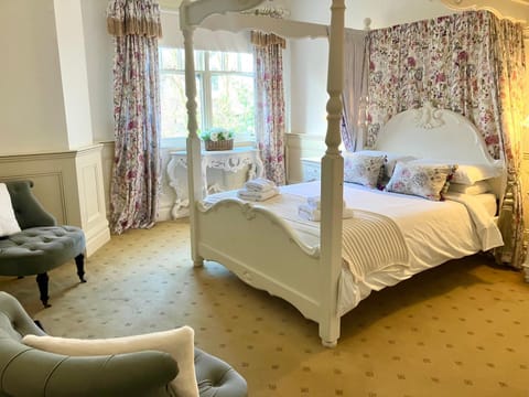 Bed, Seating area, Bedroom