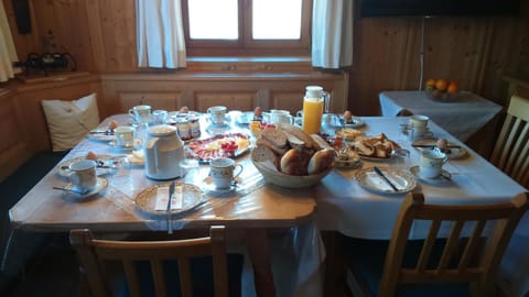 Restaurant/places to eat, Food and drinks, Breakfast, Continental breakfast