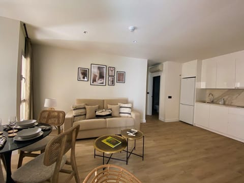 Kitchen or kitchenette, Living room, Seating area, Dining area