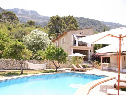 Property building, Mountain view, Pool view, Swimming pool, sunbed