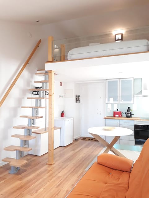 Nearby landmark, Natural landscape, TV and multimedia, Coffee/tea facilities, Kitchen or kitchenette, Living room, Seating area, Dining area, River view, Shopping Area, Family