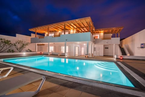 Property building, Balcony/Terrace, Pool view