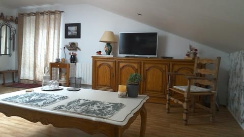 Communal lounge/ TV room, Living room, Seating area